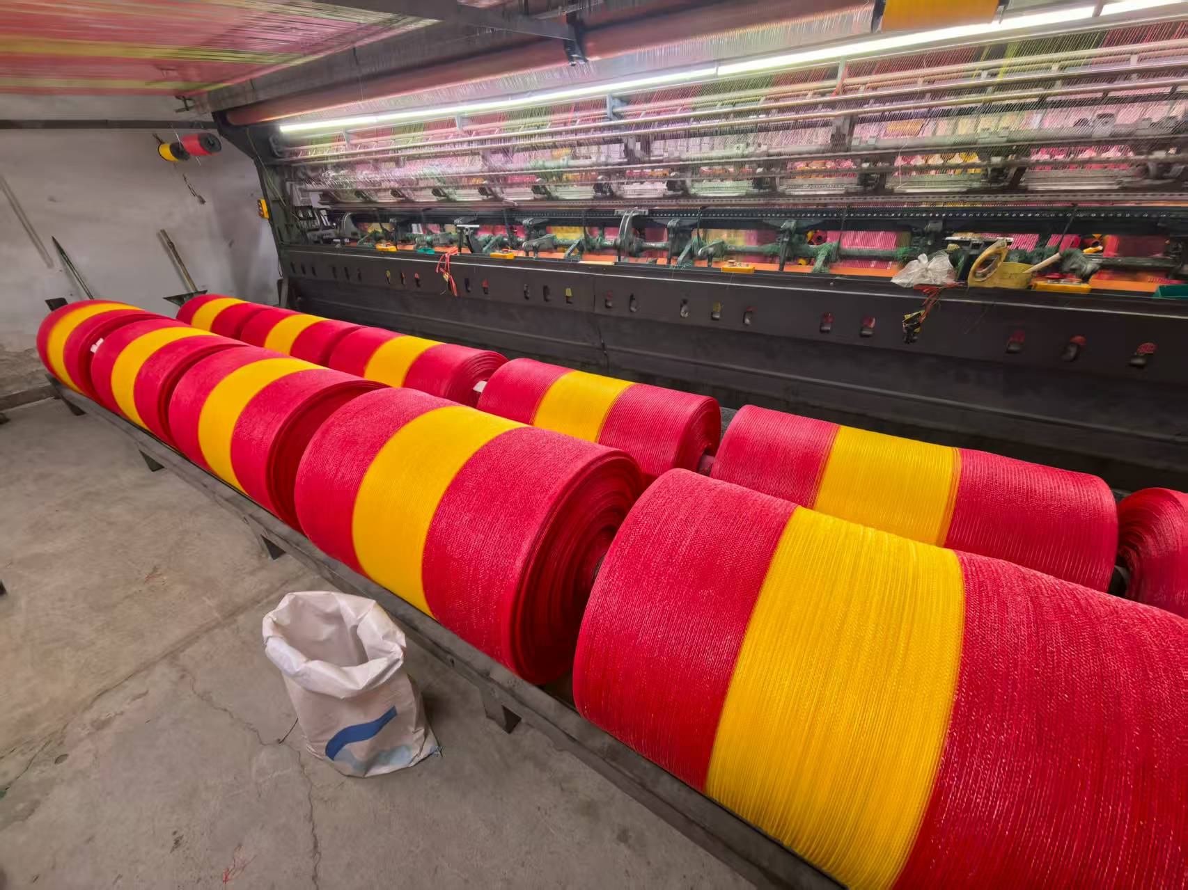 Onion Mesh for Fast and Visible Temporary Barriers
